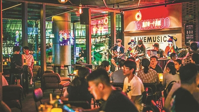 现场演出酒吧成增长黑马、啤酒精酿吧异军突起、酒吧混搭成流行 夜间消费规模增长超55% 城市消费点燃新“夜”态