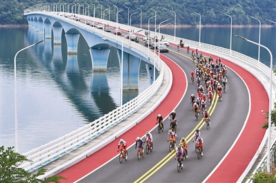 千岛湖环湖赛道“战鼓又起” “韵味杭州”2023年全国公路自行车锦标赛开赛