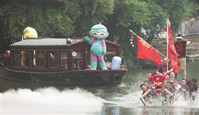 杭州西溪湿地再现龙舟竞渡 杭州亚运会吉祥物与市民游客共度端午