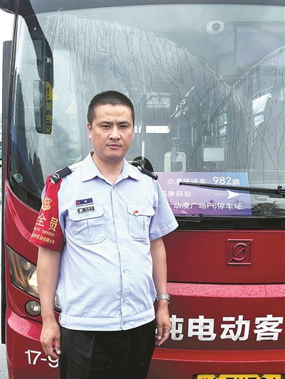 往返11公里，每天跑十几趟 动漫的青春感让他“返老还童”