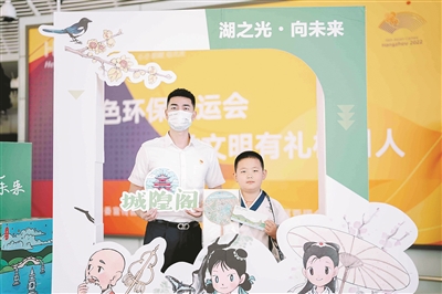 吃暖心粽子、喝爱心凉茶、看亚运会吉祥物…… “杭州西湖日” 市民游客共享精彩
