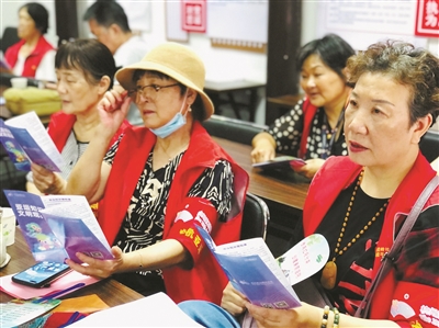 热迎天下客 茶村村民齐练英语