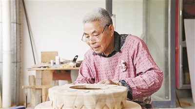 老人精雕“大莲花” 与“三小只”迎亚运