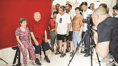 银发老人“家门口”集中补办结婚证 需要的“仪式感”