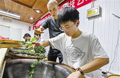 景区西湖龙井茶“茶二代”们又齐聚一堂，开始进行一年一度的炒茶学习