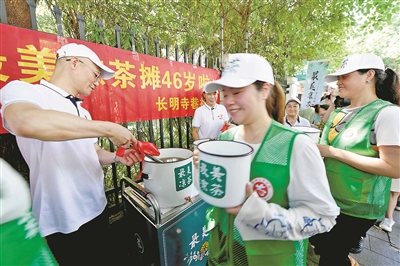 杭州上城小营：“最美凉茶摊”第46年如约出摊