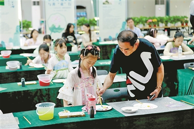 小主人 迎亚运 与善“童”行 石桥街道“小手拉大手”扇面绘画活动举行