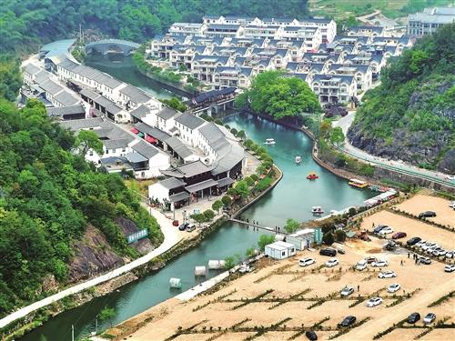 一个人口离散、凋敝破败的小山村蝶变为网红村