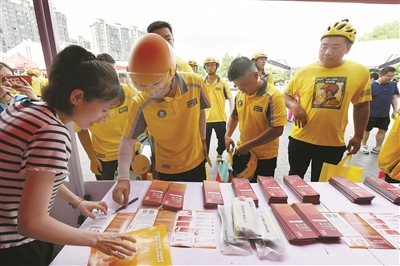 推出“惠骑八条”，成立青年志愿者骑手团队