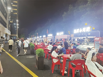 上城丁兰点亮夜生活激活夜经济 核酸采样亭变身夜市摊位