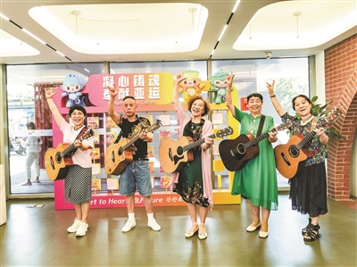 成员平均年龄超70岁的乐队唱响当下杭州最“潮”的歌 “摇滚奶奶”用人生激情拨动“新弦”