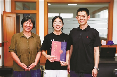 海宁女大学生每月收到一千元 如今被保送复旦硕士生的她终于见到了“神秘好心人”