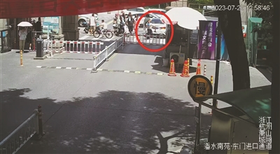 男孩被压车底怎么办？“一、二、三！起！” “蓝朋友”领衔，临时救援队集结