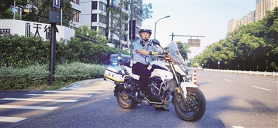 女子落水两名热心大哥下水救人被困 危急时刻，当过救生员的辅警来了