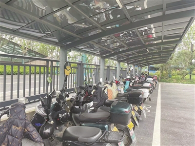 建成955处非机动车停放区域，增加13万个泊位 地铁口“停车难”城管开出“良方”破解