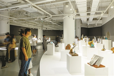 在金鸡湖畔，倾听破晓 “天际线——管怀宾作品展”开幕
