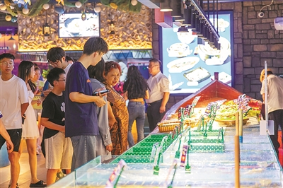 老牌海鲜大排档进驻滨江 年轻人喜爱的“深夜食堂”到底长什么样？