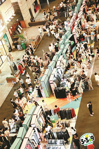 好潮！行李箱集市成夜经济“新宠”