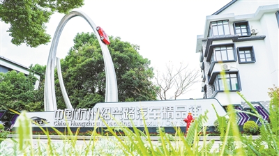 隔离栏上嵌入各个年代汽车剪影 拱墅这个“国字号”街区焕新颜