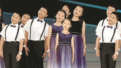 从上千个孩子中脱颖而出领唱《梦想天堂》 开幕式上的小女孩歌声惊艳