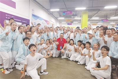 “我在开幕式现场表演” 几乎每个环节都能看到杭州中小学生的身影 几乎每位家长老师都给予孩子最大鼓励支持
