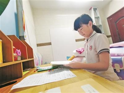 小女孩有了一个温暖的小书房