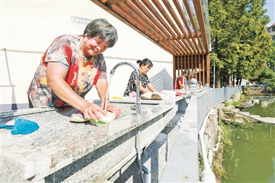 海曙城乡河塘边 建了16个洗衣房  群众满意了，水环境更好了