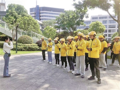 临平区外卖行业联合工会 迎亚运学英语 “班前十分钟”充电忙