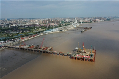 杭州湾跨海铁路桥首个主塔墩桩基施工完成