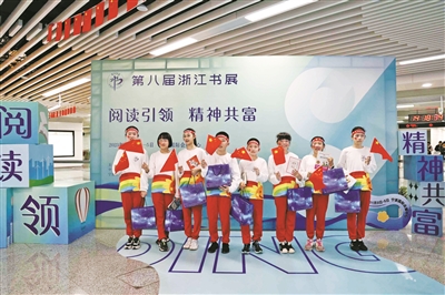 “读书快闪”迎书展 地铁站传出琅琅书声