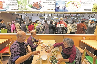 有困难可免费来份“单人套餐” 这家“藏”在菜市场里的邻里食堂太暖了！