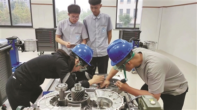 阿克苏6名师生来杭州交通职高交流 不仅为了备赛，还在谋划建新专业、思考学生发展