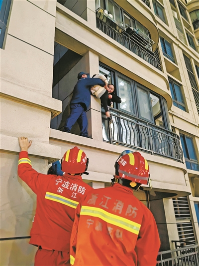 “恐高”的他翻出三楼窗户 只为救下“悬空”小女孩