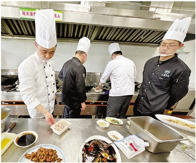 杭州一老年食堂请来名厨教做菜 家门口品尝楼外楼同款西湖醋鱼