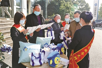 筑牢防护网，守护百姓“钱袋子”  今年以来，建行宁波市分行堵截诈骗案件69起，涉及金额超1000万元