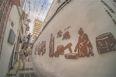 在温州市区踏碓巷内，文化墙上的内容吸引了路人目光