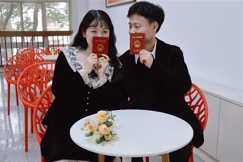 婚姻登记迎来“双十二”小高峰  全市385对新人喜结良缘