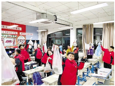 奖励“光盘行动”优胜班 为学生发了3000多条鱼