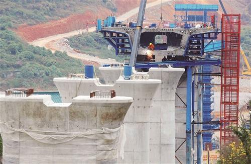 温玉铁路浇筑 桥梁首个零号块