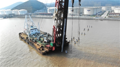 六横港区新建一座5万吨级油品码头 设计年吞吐量490万吨 力争明年6月底完工