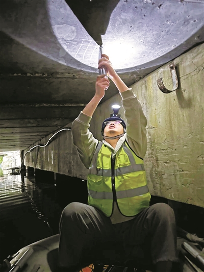 6座随路小桥接受深度“体检”  部分路段夜间临时封闭施工，市民出行请绕道