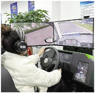 AI“教练”上岗 全真模拟训练道路场景 全省首家VR+AI智能教学驾培馆在杭推出