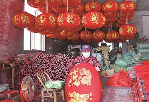 赶制灯笼 迎新年