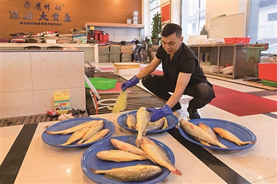 搭建平台、找准销路、开拓市场，山与海的消费帮扶，不断走出新天地——  让山珍海味抵达山里海上