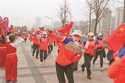 我市举行2024年元旦升国旗暨健身跑活动  万名跑友迈出新年新“脚步”