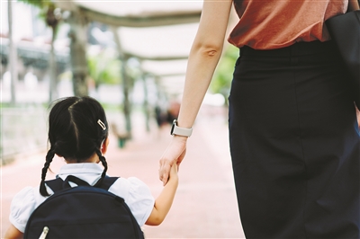 杭州发布2024年中小学入学预警 红色预警学校较去年同期下降约20所 登录浙里办App，进入“入学早知道”一查便知