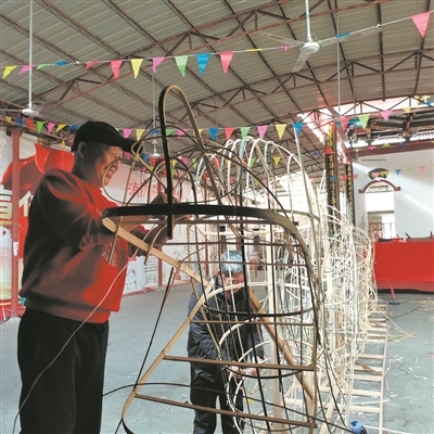马灯、渔灯、风筝、风轮“十八变”……彩扎手艺人，扎出浓浓年味——  复活技艺里的年节记忆