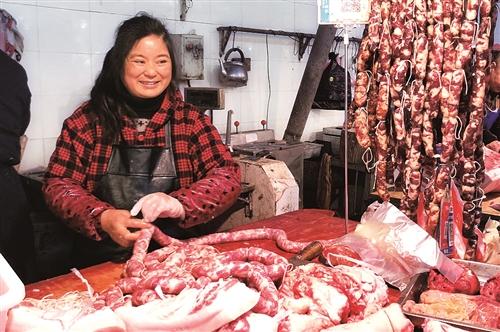 春节临近，市民忙着“灌香肠”  有肉铺最多一天灌制上千斤