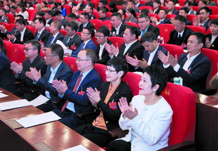 市政协八届三次会议胜利闭幕