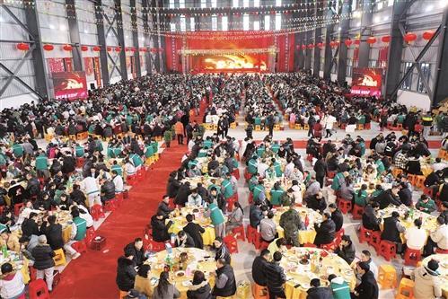 2600多名工友 车间吃年夜饭